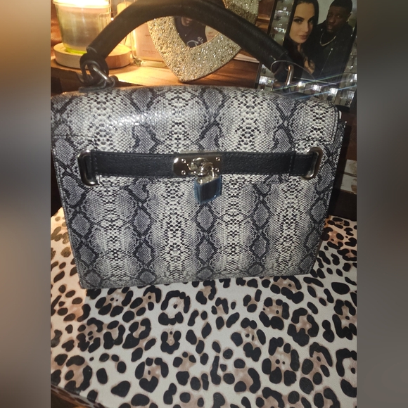 Elegant Black and Gray Snakeskin Handbag - Picture 1 of 4